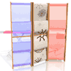 Paravent personnalisable avec rangements. 
            La structure en bois permet de créer des poches de rangements. 
            Il suffit d'enrouler le tissus sur l'ossature comme bon nous semble. 
            Selon le tissus choisi on peut jouer avec les effets de transparence
            